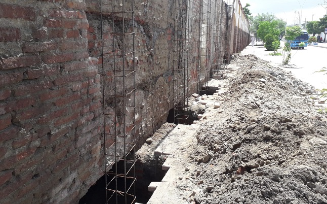 En la imagen se puede observar, que ya empezaron a poner las estructuras de varillas para las columnas en concreto que reforzarán la pared del camposanto.