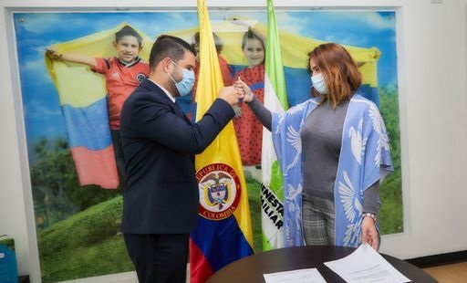 El nuevo director del ICBF regional Magdalena, Mario Jacobo Ariza en la posesión junto a la Directora General, Lina Arbeláez.