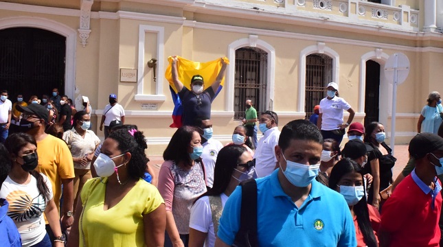 Los maestros protestaron con pitos y pancartas en las puertas de la Alcaldía de Santa Marta.
