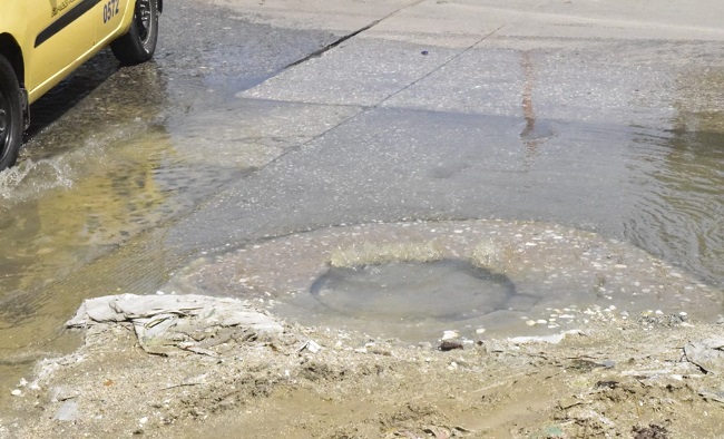 Encharcadas de aguas negras, así luce la intersección de la Avenida del Fundador con calle 22, un problema de no acabar en la ciudad.