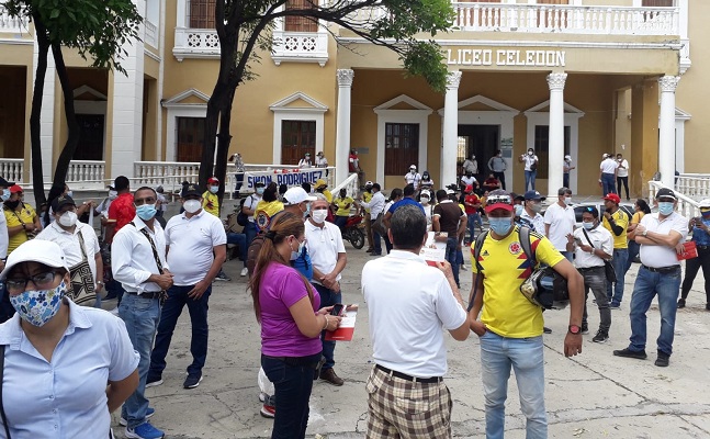 Los docentes se agruparon en el Liceo Celedón y marcharon hacia la alcaldía Distrital, donde le hicieron el llamado a la alcaldesa para el pago atrasado.