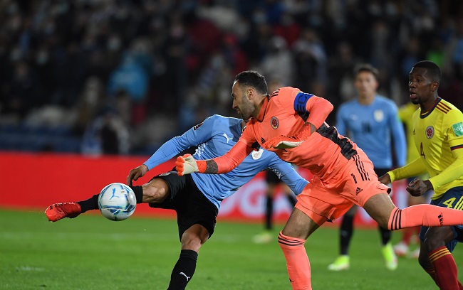 El portero y capital de Colombia, David Ospina, fue una de las figuras del partido al atajar en la primera parte un par de llegadas claras de Uruguay.