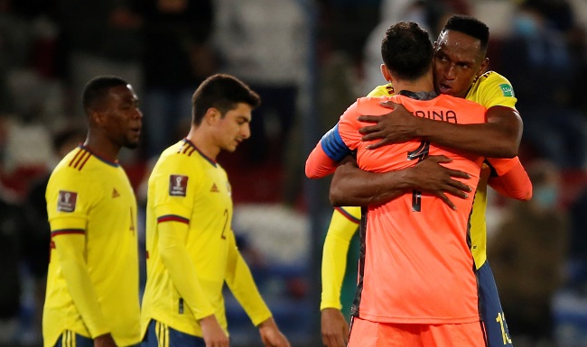 El central Yerry Mina y el portero David Ospina celebran tras lograr ese importante empate ante un rival directo.