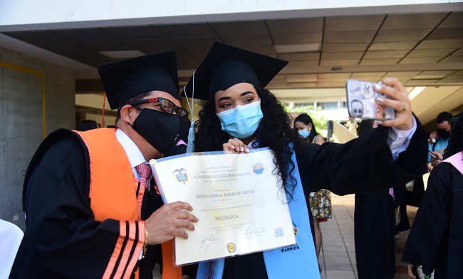 Fátima Andrea Barrios Ortiz, tomándose una ‘selfie’ con el Rector Pablo Vera Salazar, tras recibir su grado como Psicóloga.