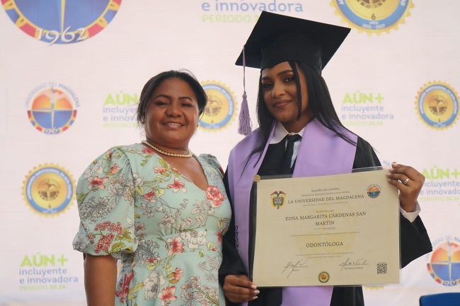 Graduada Edna Cárdenas, con su mamá Yamileth San Martín.