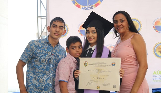 Graduada Dayana Moreno Pérez junto a Elba Perez, Andrés Moreno y Alejandro Ortiz.