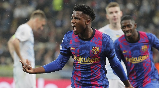 Ansu Fati celebra el junto a sus compañeros el gol del triunfo para el Barcelona.