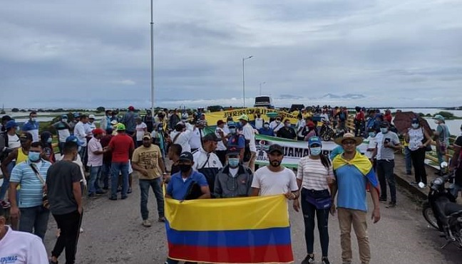 Con banderas, pancartas y arengas, los docentes se apostaron sobre el puente ‘Cototo’ del Municipio de El Banco para exigir el PAE para los niños del Magdalena.