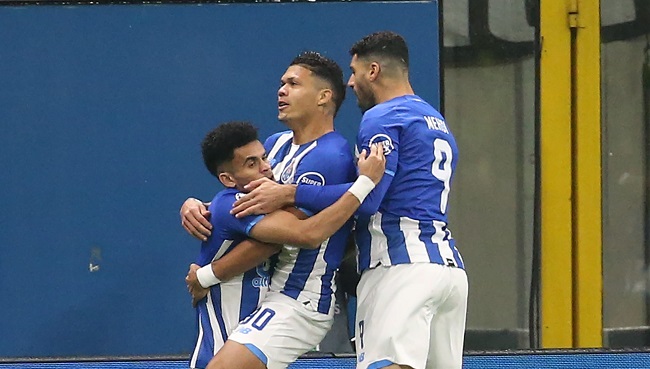 El colombiano celebra junto a sus compañeros el gol anotado ante el Milan.