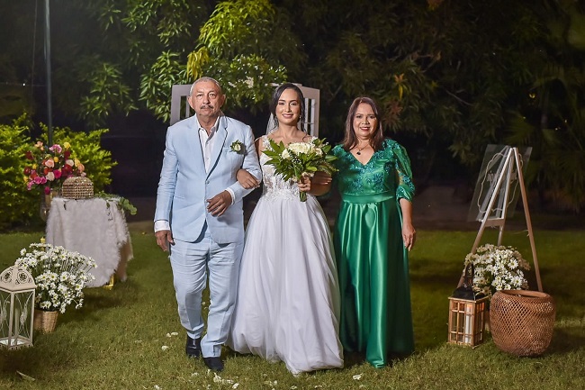 La novia con sus padres Jorge González y María Tapia.