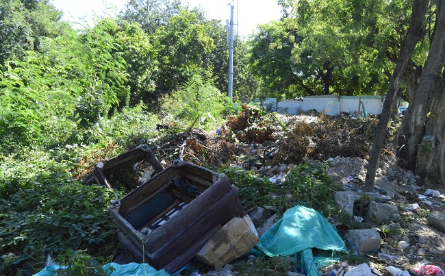 “Los olores son insoportables por la cantidad de basura que allí depositan”, manifestó un vecino del lugar, quien en varias ocasiones ha realizado la denuncia ante las autoridades, pero hasta el momento no ha recibido respuesta.