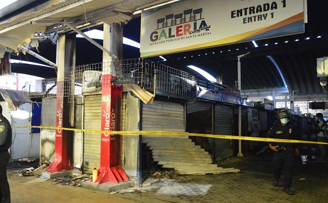 Así quedaron 18 de los locales comerciales de la Galería del Mercado Público tras el incendio registrado en la madrugada de este día de las velitas.