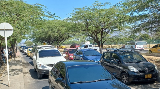 En la fotografía se observa el enorme trancón en el cual la fila de carros era monumental, quienes sufren las consecuencias son quienes se dirigen hacia el Aeropuerto Simón Bolívar.  