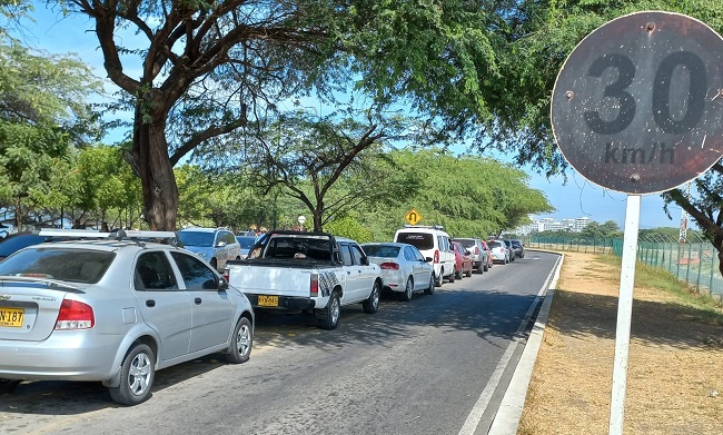 Por esta misma vía transitan los buses de transporte público que dejan a los pasajeros en la vía y también obstaculizan momentáneamente, debido a que la vía se ha reducido a un solo carril. 