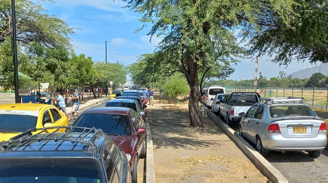 Como se observa en las fotografías, más de 20 carros se encontraban estacionados en ambas calzadas de la vía hacia el Aeropuerto Simón Bolívar de Santa Marta, ocupando los carriles izquierdos de cada una. 