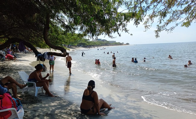 La playa no se encontraba llena en el momento de tomar las fotografías, por lo cual se evidencia que aun con pocos visitantes, la falta de un parqueadero generó traumatismos de movilidad. 