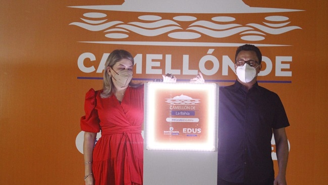 En la gráfica, la Alcaldesa Virna Johnson y el gobernador del Magdalena Carlos Caicedo Omar, durante la inauguración del Camellón de la Bahía.