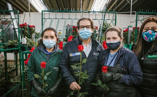 La ministra de Comercio, Industria y Turismo, María Ximena Lombana, y el ministro de Agricultura y Desarrollo Rural, Rodolfo Zea Navarro, acompañados con floricultores