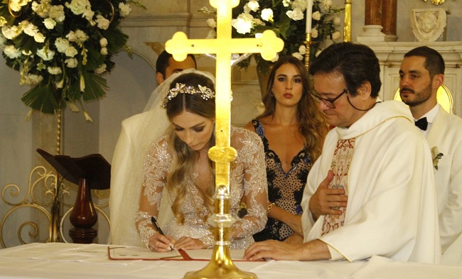 Novia Ana Lacouture Cotes firmando el contrato de boda.