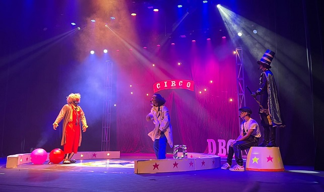 Niños y sus padres se divirtieron y gozaron con esta función teatral que les presentó Cajamag en su programación. 