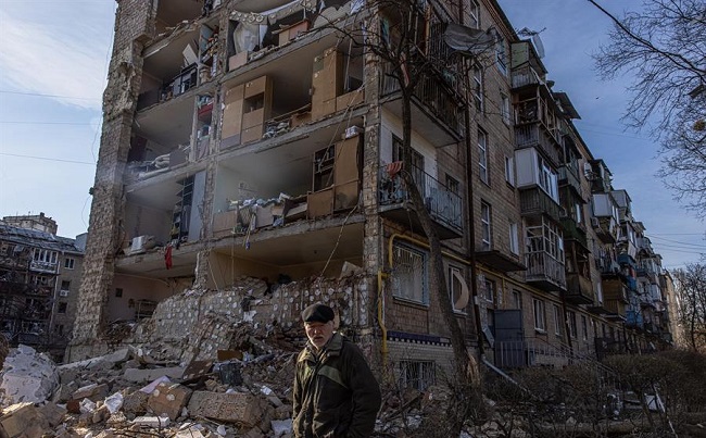 Un edificio residencial dañado por un bombardeo en el distrito de Podilskyi en Kiev, Ucrania. Según el informe, al menos una persona ha fallecido y otras 19 han resultado heridas.