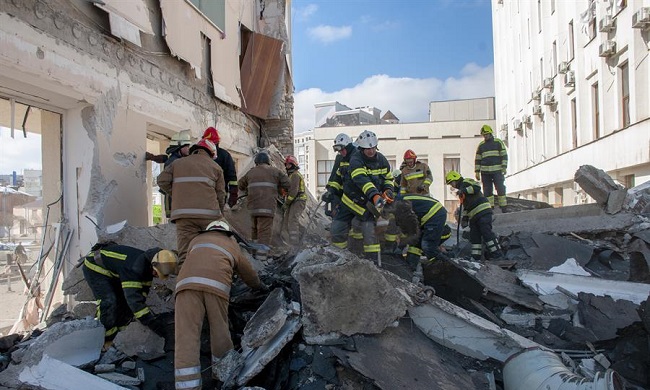 Rescatistas ucranianos limpian los escombros de un edificio bombardeado en Kharkiv, Ucrania.