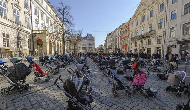 Se ven más de cien cochecitos de bebé durante una actuación llamada 'El precio de la guerra' en el centro de la ciudad de Lviv, en el oeste de Ucrania.