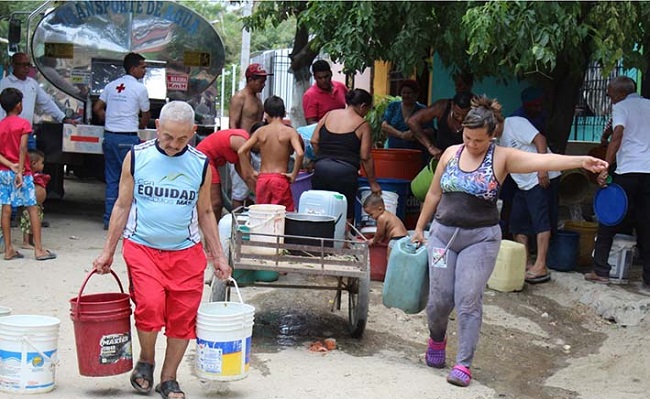 En medio de una crisis por la falta del agua, samarios conmemoran el Día Mundial de esta.