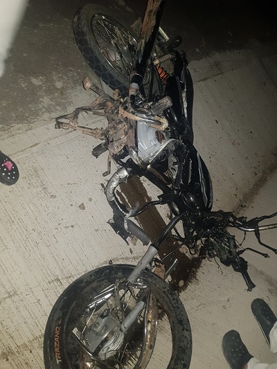 Completamente destruida quedó la motocicleta en la que se movilizaban los dos hombres quienes perdieron la vida por el fuerte impacto.