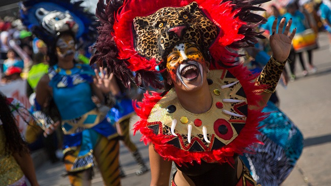 Los desfiles se caracterizan por comparsas bailando al por las calles las danzas representativas del Carnaval.