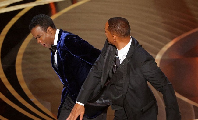 Will Smith agredió a Chris Rock por comparación de su esposa con la teniente O'Neil de la película de Ridley Scott.