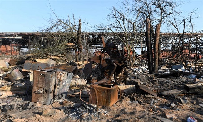 Centenares de viviendas dañadas a lo largo de la autopista después de los bombardeos aéreos del Ejército rusos cerca de Chernihiv en, Ucrania.