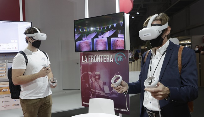 Dos visitantes prueban la tecnología de realidad virtual en el Congreso Mundial de Móviles (MWC) de Barcelona, donde el metaverso se ha colado como estrella después de ser elevado a los altares por el estadounidense Mark Zuckerberg.