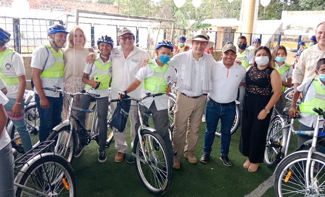 El Alto Comisionado para la Paz en la entrega de las bicicletas en el municipio de Aracataca.