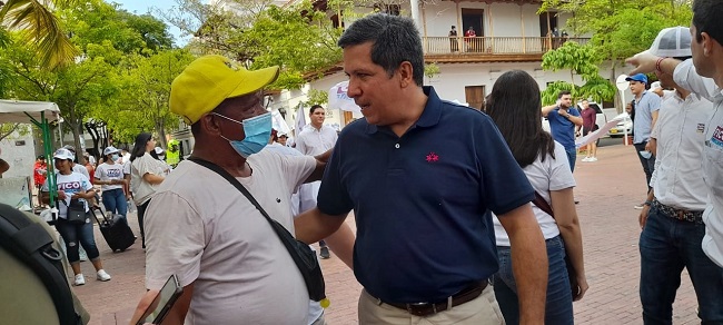 Rodrigo Lara escuchó a pequeños comerciantes durante su visita a Santa Marta.