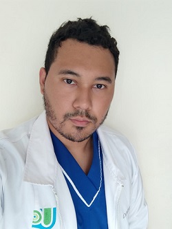 Mario Lozano, médico interno del Hospital Julio Méndez Barreneche.
