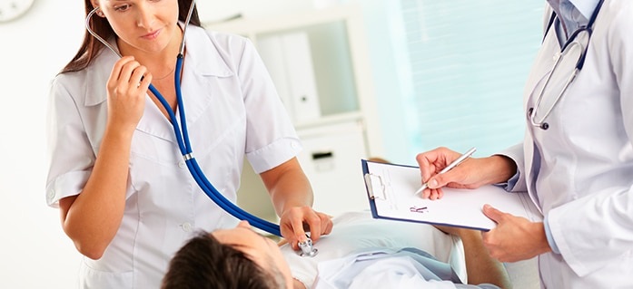 Un médico interno es un facultativo en prácticas que se graduó y obtuvo el título de medicina, pero todavía no cuenta con autorización para ejercer la medicina sin supervisión.