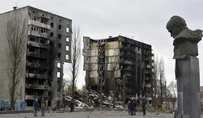 Completamente destruido el monumento del poeta ucraniano Taras Shevchenko en la plaza central de la ciudad de Borodyanka, cerca de Kiev (Kiev), Ucrania.