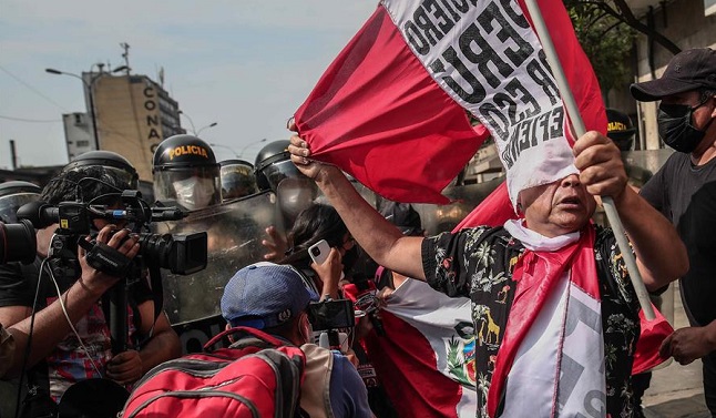 Manifestantes opositores al presidente de Perú, Pedro Castillo, se manifiestan en los exteriores del Congreso mientras el mandatario se reúne con portavoces políticos y congresistas.