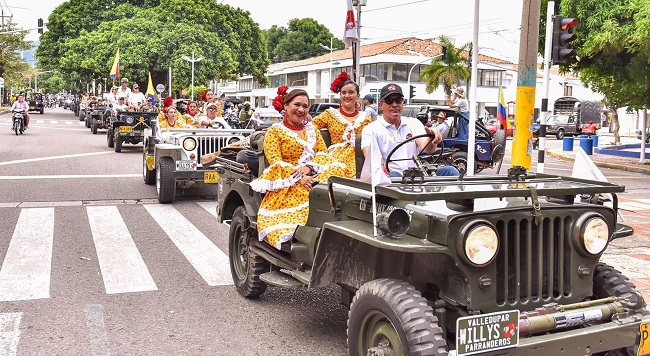Grupos musicales en vivo, hermosas mujeres vestidas de piloneras y hasta mascotas, hicieron parte del recorrido multicolor.