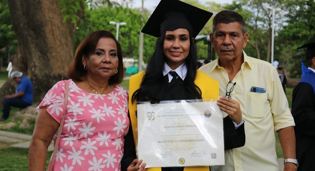 La graduada de la maestría en Epidemiología, Lilia Ramírez Barrios, acompañada de sus padres, Aleida Barrios y Marcelino Ramírez.