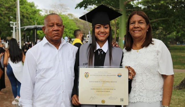 La egresada de la especialización en Docencia Universitaria, Katia Marcela Miranda Molina, junto a sus padres, Alberto Miranda y Katia Molina.