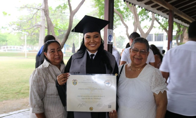 Johana Campo Padilla, especialista en Seguridad y Salud en el Trabajo, en compañía de su abuela, Carmen de Padilla y su madre, Pilar Padilla.