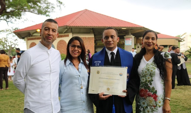 El nuevo doctor en Ciencias de la Educación, Javier de Jesús Viloria, en compañía de Enna Pedrozo, coordinadora del programa, Ingrid Coquies Pacheco, coordinadora del Doctorado y Jorge Sánchez, director de la tesis doctoral.