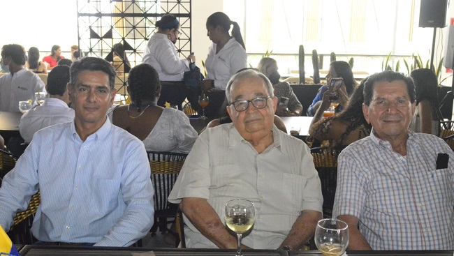 De izquierda a derecha, Cesar Aguilar Avendaño, director de Recursos Humanos, Alfredo Méndez Alzamora, rector y Marcos Manzano, director de Servicios Generales.