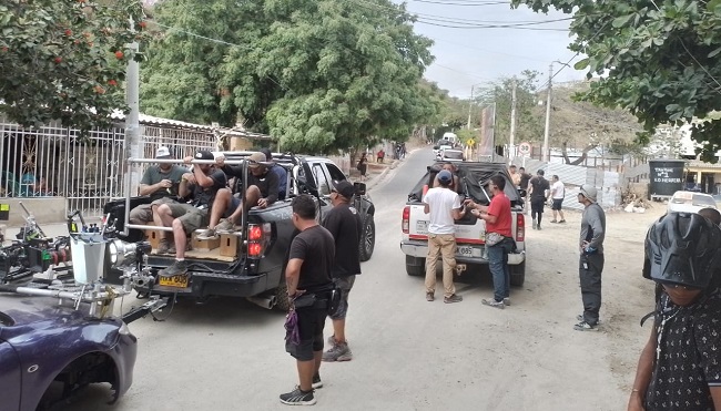 Se registró la escena del filme un carro subiendo a toda velocidad mientras era perseguido por un grupo de motociclistas.