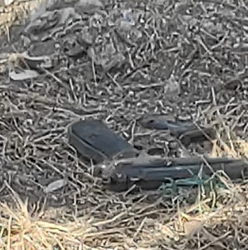 En el lugar de los hechos fue encontrada un arma de fuego tipo pistola.