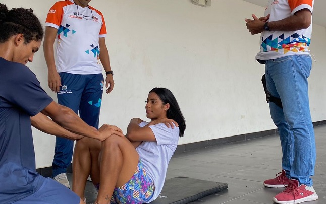 A los deportistas se les realizan exámenes médicos y de psicología, diferentes entrenamientos y pruebas físico – atléticas.