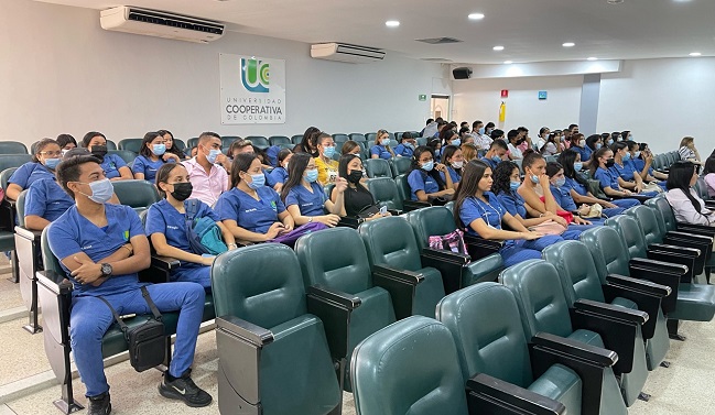 Estudiantes de la facultad de Psicología de la UCC participaron de las charlas sobre prevención del consumo de sustancia y salud mental.
