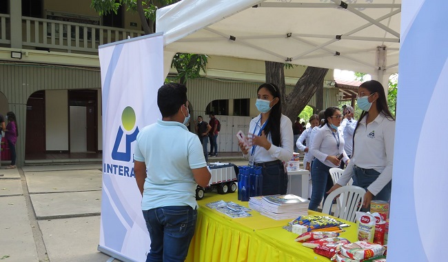 En la jornada se realizó una muestra empresarial donde entidades y emprendedores locales presentaron programas de sostenibilidad exitosos.